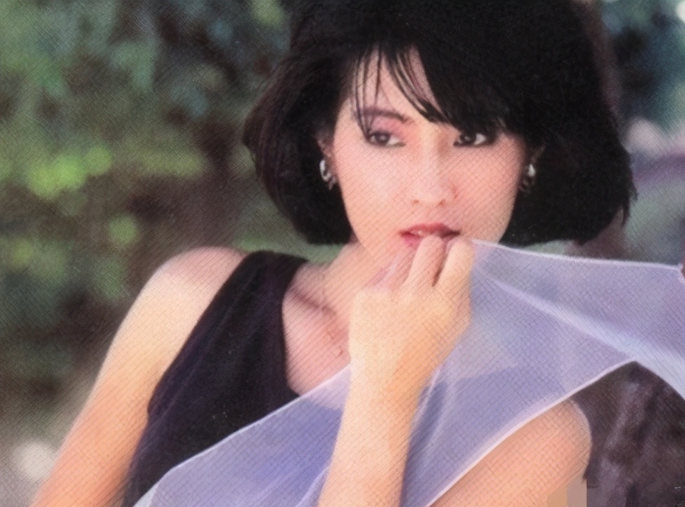 皈依佛门，却喝酒吃肉，穿60万袈裟，费玉清的姐