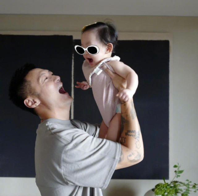 余文乐罕晒与女儿合照，28周早产妹妹长势喜人，全身肉嘟嘟萌翻