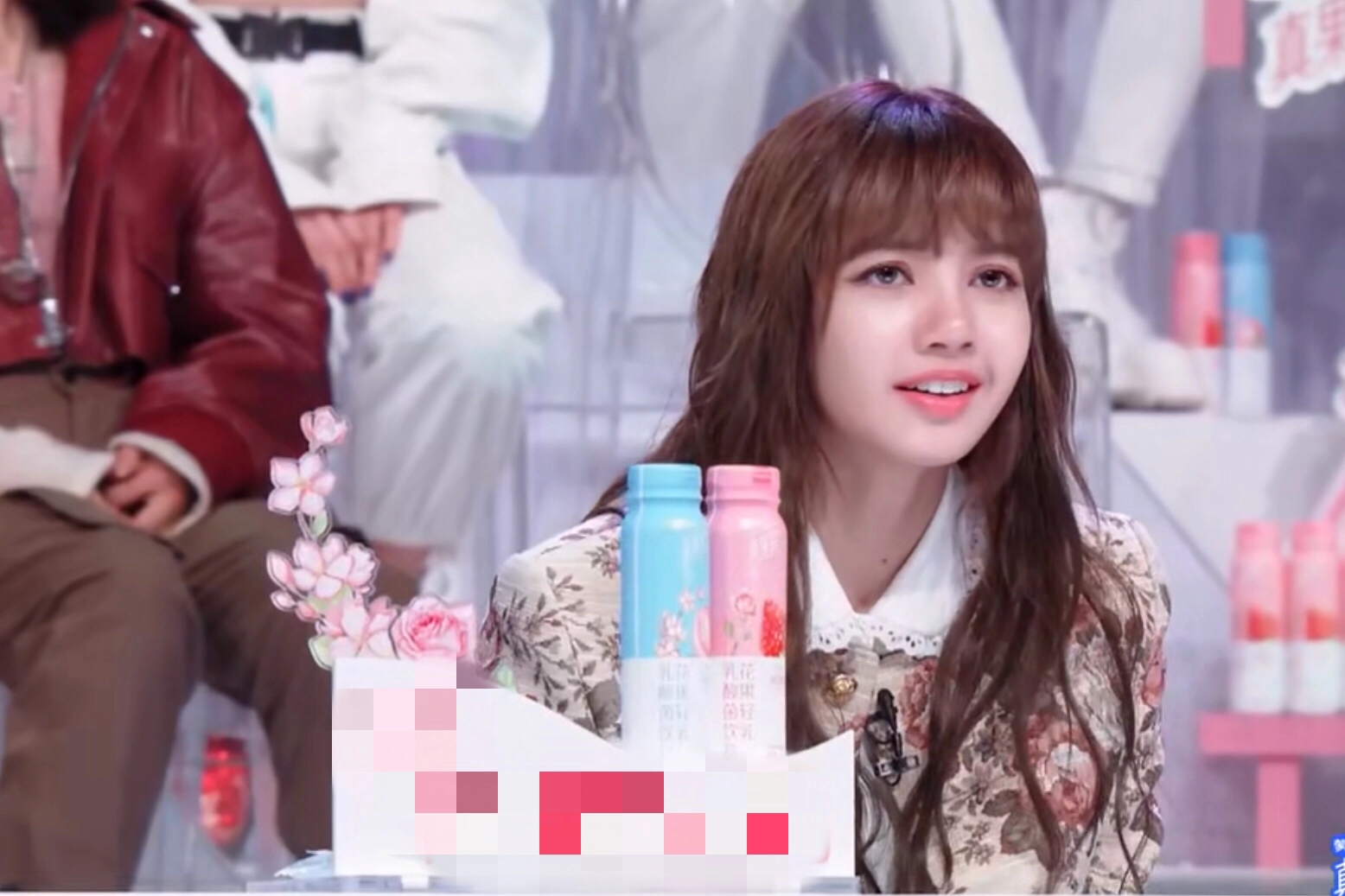 Lisa《青你2》视频截图引热议,被吐槽脱离韩式滤镜嘴大颜值下降