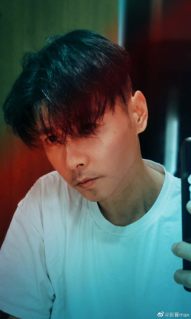 蔡少芬晒张晋视角带仨娃游泳照，2岁乐儿扎小辫学姐姐比耶，萌翻