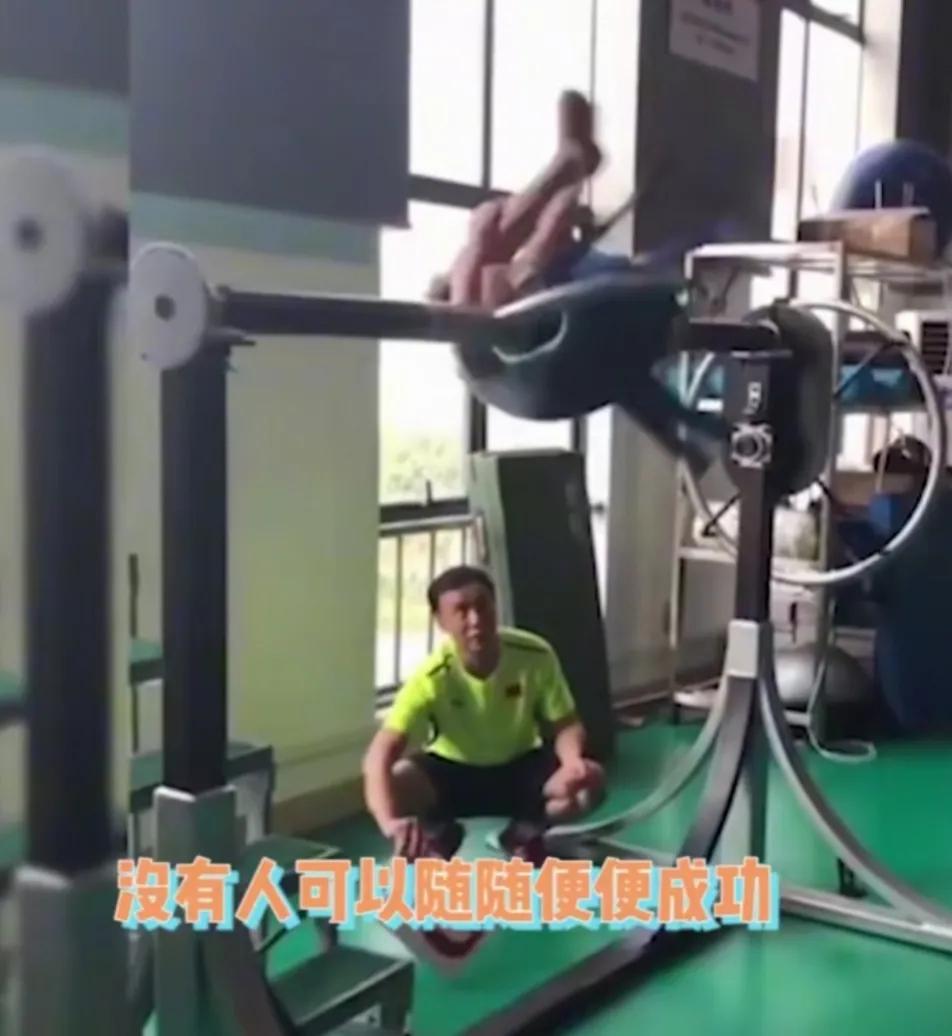 全红婵为什么会驼背？幕后原因让人泪目，练抱膝被绑在器械上转圈