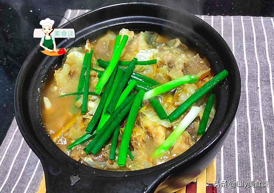 魚頭豆腐煲此做法，不加一滴水，燜一燜就好，鮮香營養，家人愛吃