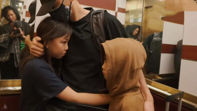 甜齁！蔡少芬晒夫妻十指紧扣撒糖，小鸟依人靠在张晋肩膀幸福爆棚