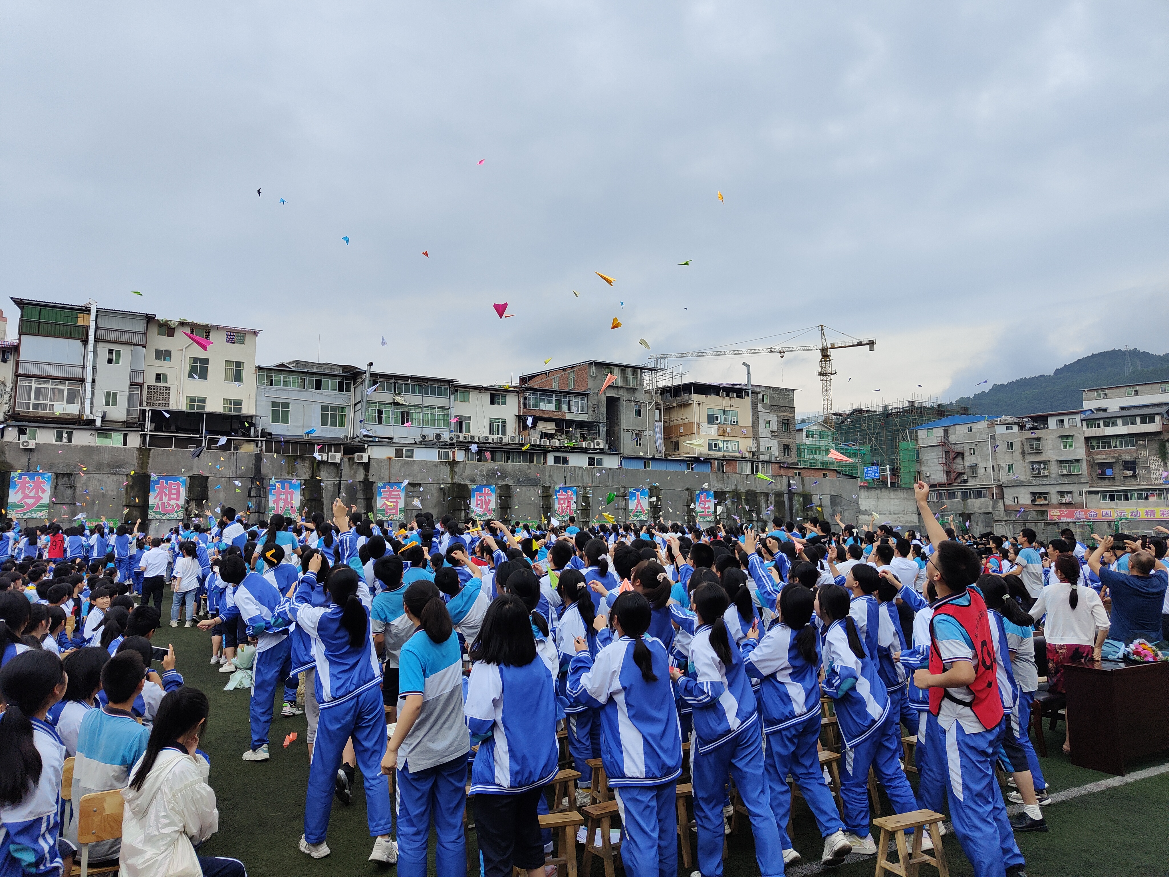 巴中市恩陽(yáng)區(qū)實(shí)驗(yàn)中學(xué)怎么樣?2021屆學(xué)生畢業(yè)典禮(圖6) 巴中市恩陽(yáng)區(qū)實(shí)驗(yàn)中學(xué)怎么樣?2021屆學(xué)生畢業(yè)典禮(圖6)
