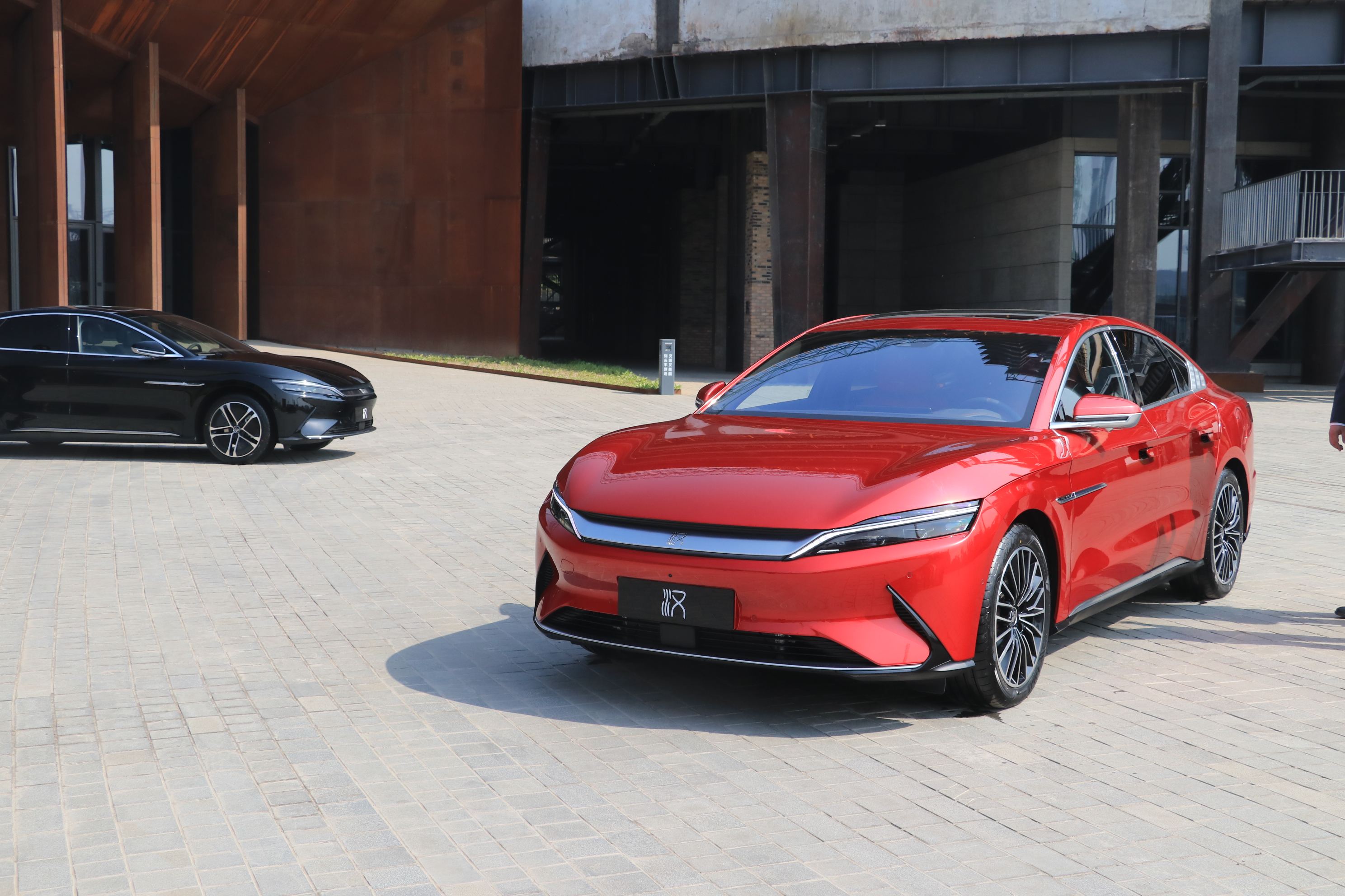 30万纯电动车该怎么选？Model3、P7、汉谁更有性价比？