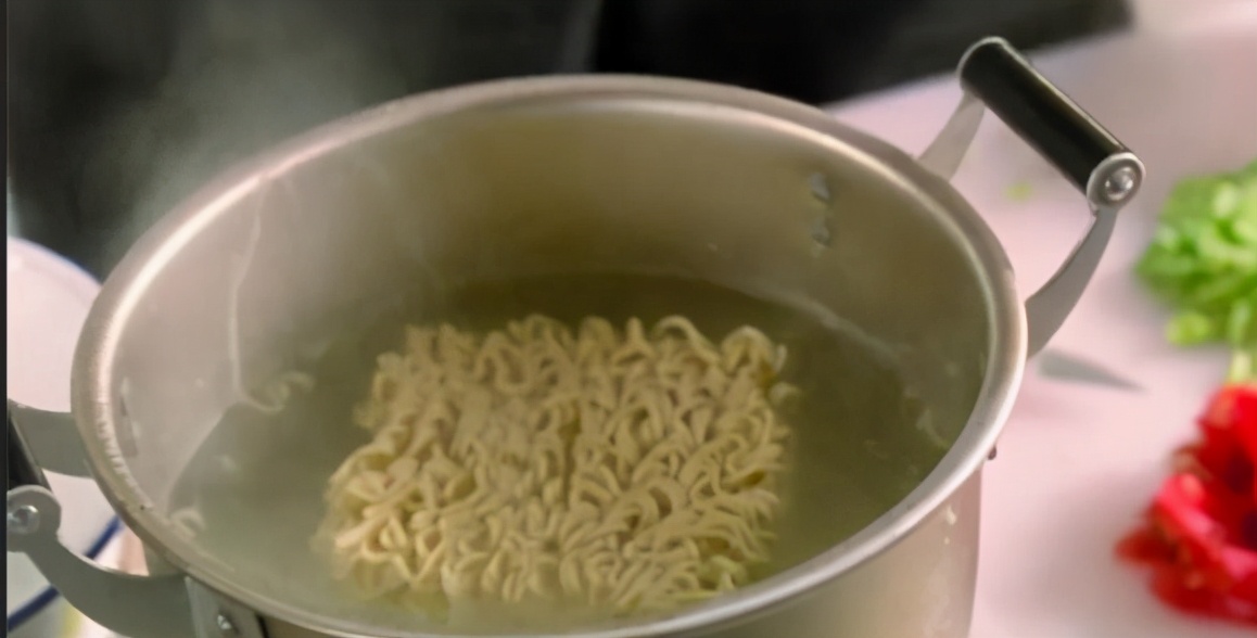 一部23年前底层公务员生活图鉴，成人后才看懂其