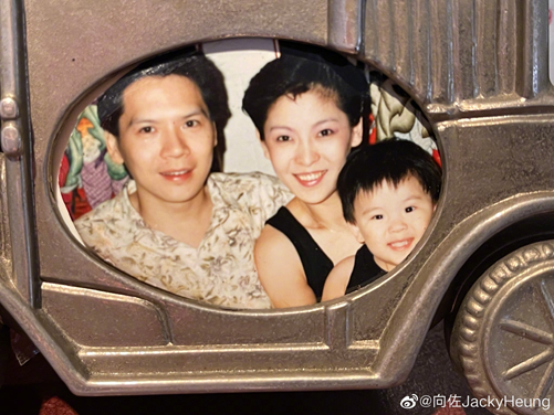 向佐父亲节晒全家福，全家人轮流抱小公主，女儿胖嘟嘟像极了向太