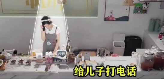 趙麗穎中秋晚會鏡頭僅三秒，與兒子視頻滿臉母愛，男演員追著合照