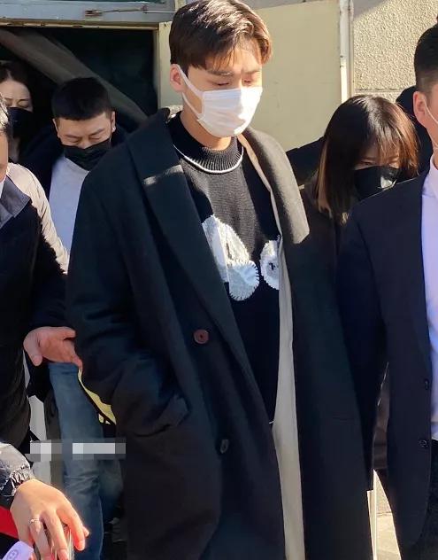 Spring late couplet platoon: Qin Hailu takes vacuum cup, yang Mi publicizes the film with guaze mask, ni Ni wears cape to become short