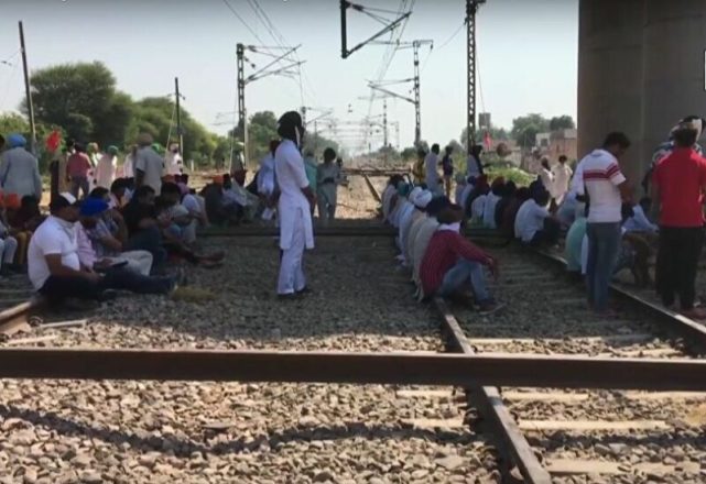 抗議活動愈演愈烈，印度農民“佔領”鐵軌，40列火車緊急取消