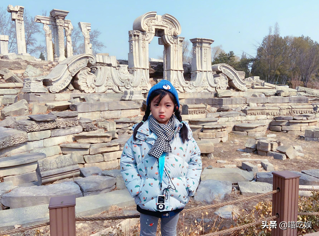 8歲阿拉蕾頂濃妝自拍，五官精緻沒長殘，卻被網友調侃撞臉喬欣