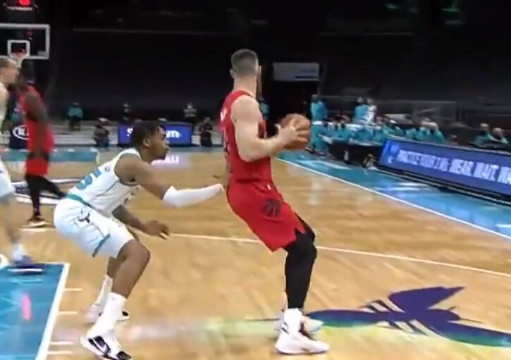 蛻變？黃蜂首節轟22-0打花暴龍，三球變中鋒，海沃德體現價值