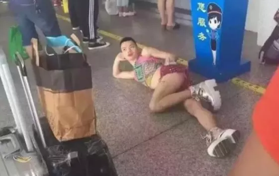 1500万抢人！周某出狱，30家网红公司蹲守签约：