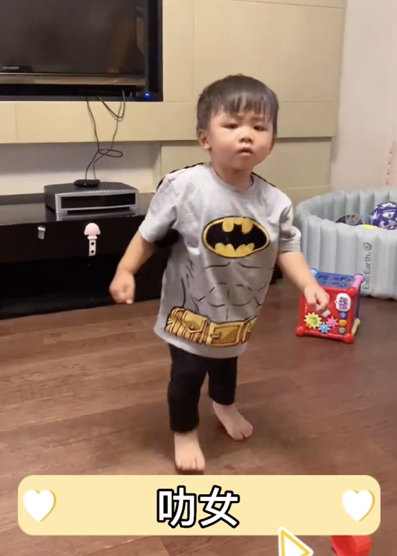 蔡少芬整蛊儿子超开心，故意推挤鱼蛋落地，高冷boy却罕见露笑容