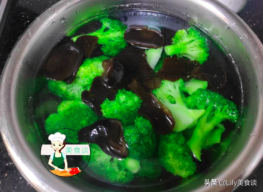 西兰花和此是绝配，不放肉也很香，隔三差五给孩子做，每回都光盘