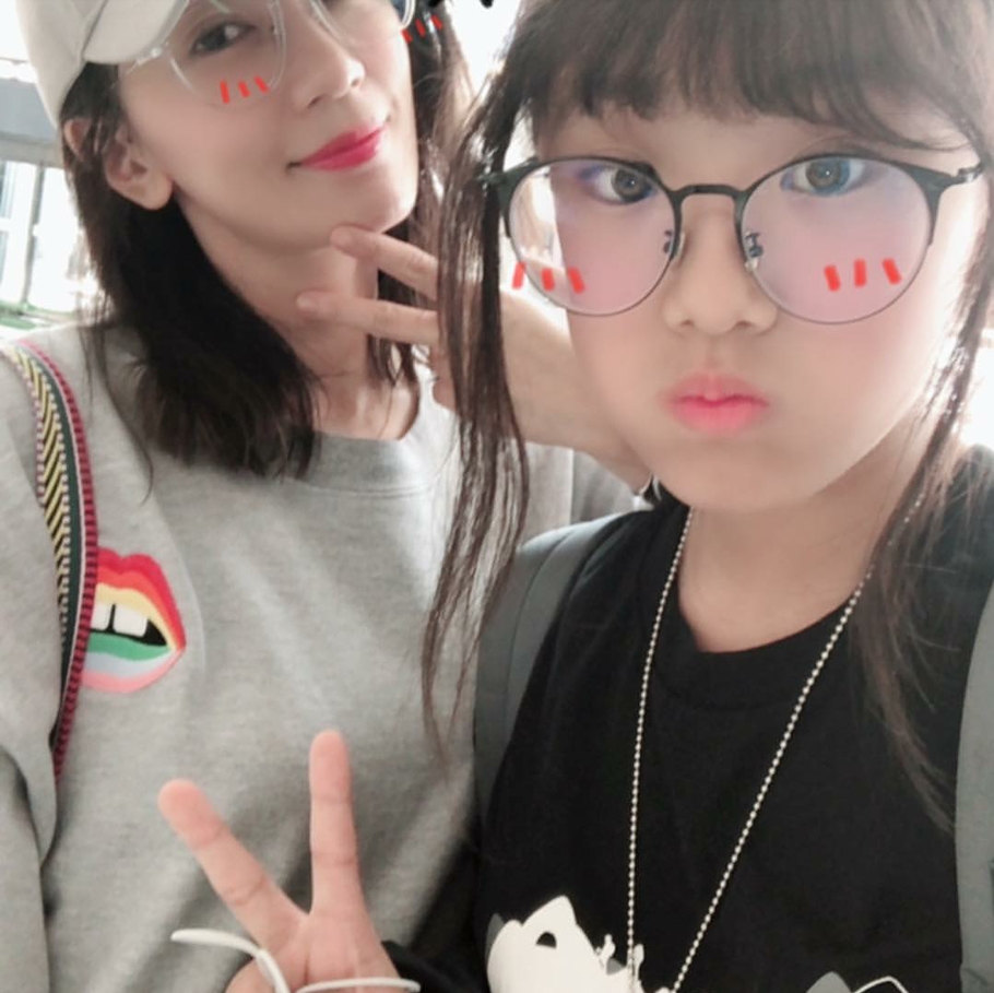 梧桐妹晒咘咘试戴眼镜，文绉绉书生气十足，姐妹俩越来越像