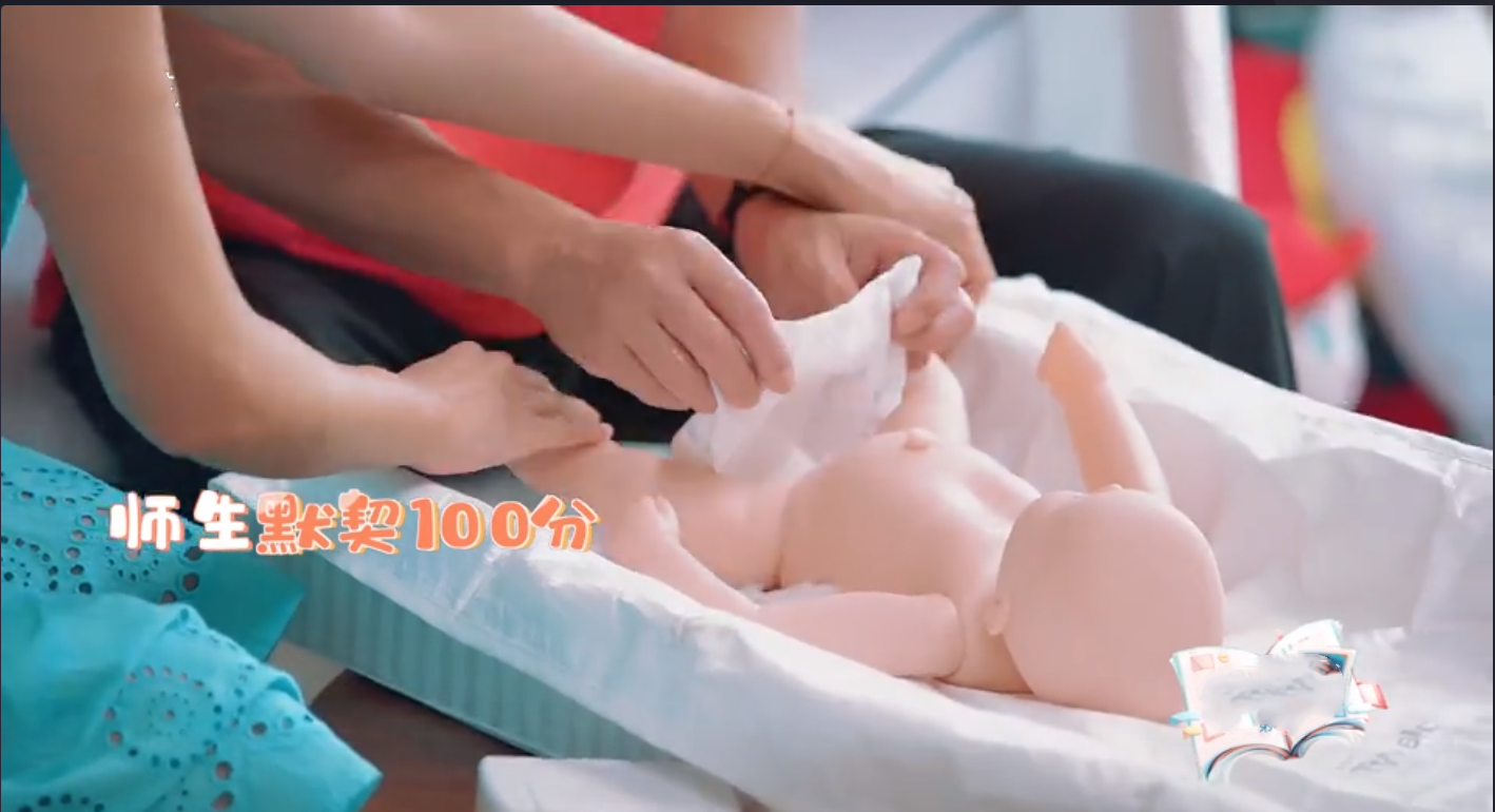 陳小春奶爸模擬考試，脫不下娃娃和尚服說別生了，應采兒說太遲了