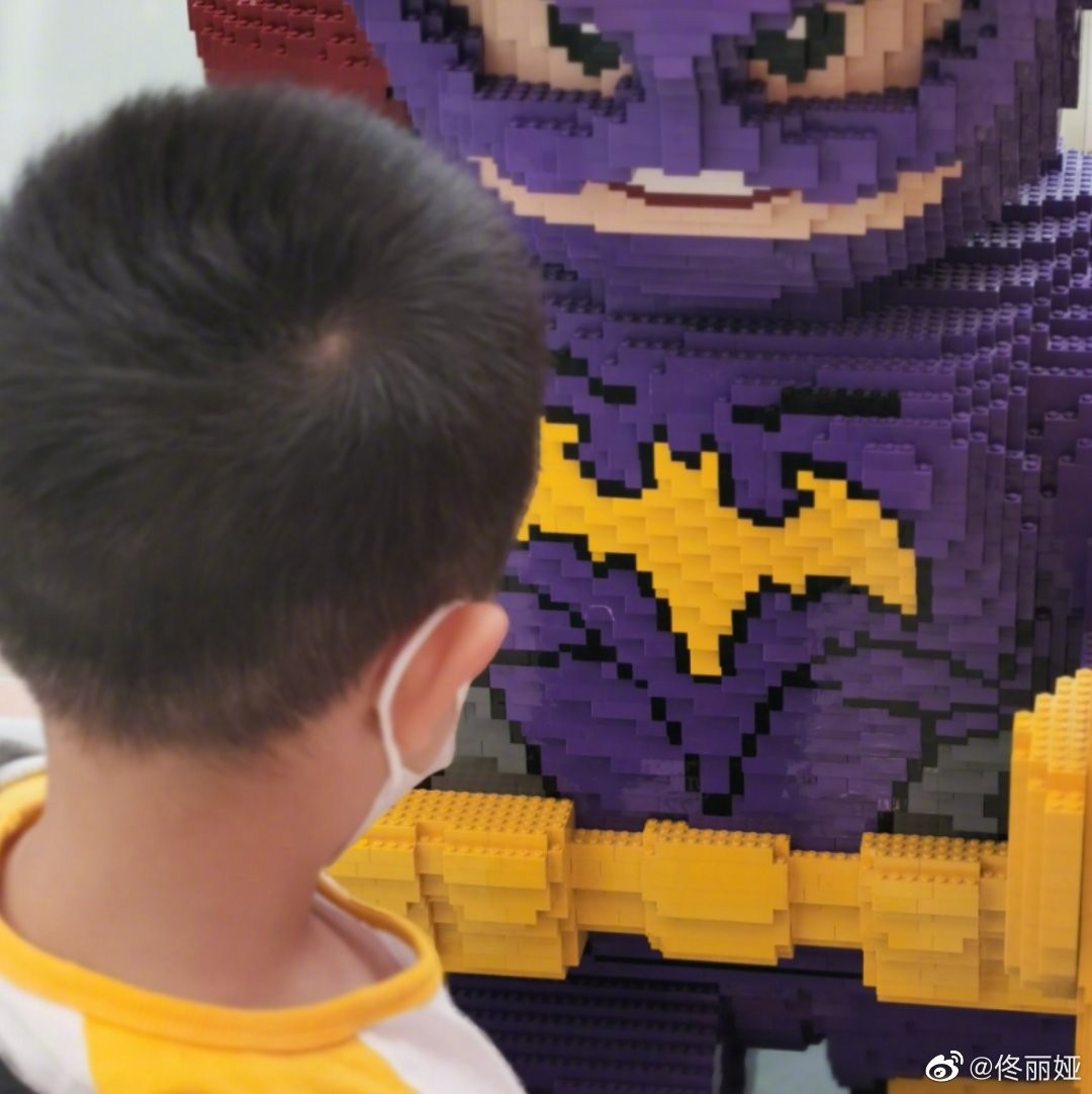 佟丽娅带儿子回老家聚会，素颜出镜肤白惊人，朵朵稳坐C位超乖巧