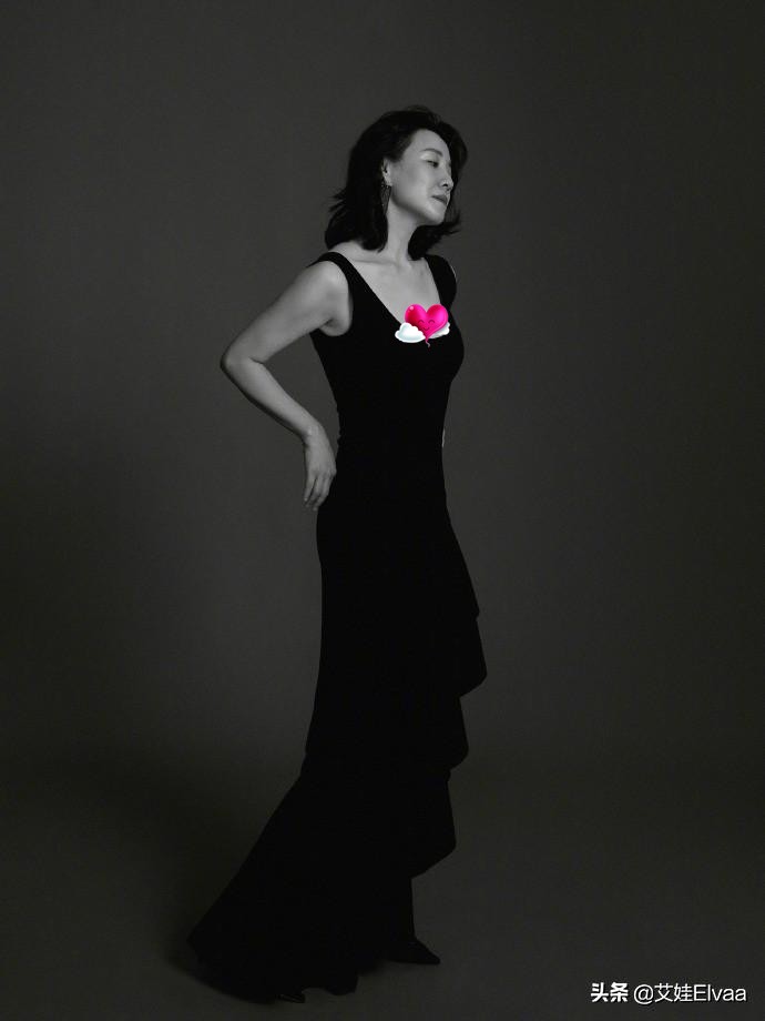“德华”刘琳老了更洋气，穿黑色鱼尾裙优雅唯美，涂红唇气质真好