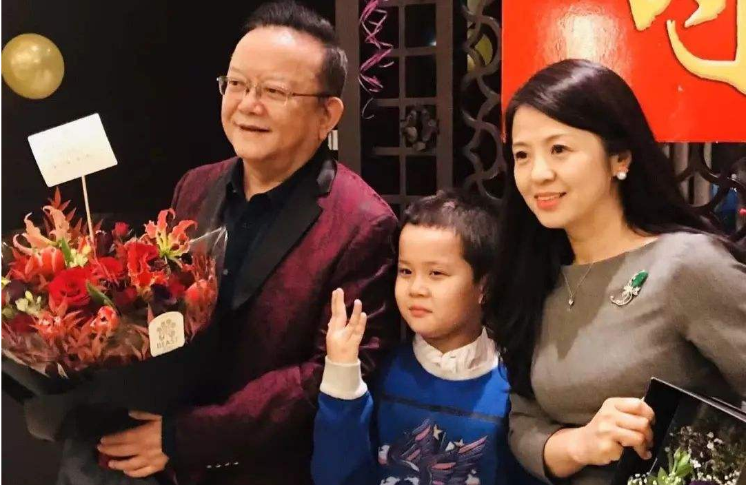 王刚藏了14年的网恋妻子，足足小自己20岁，“冒