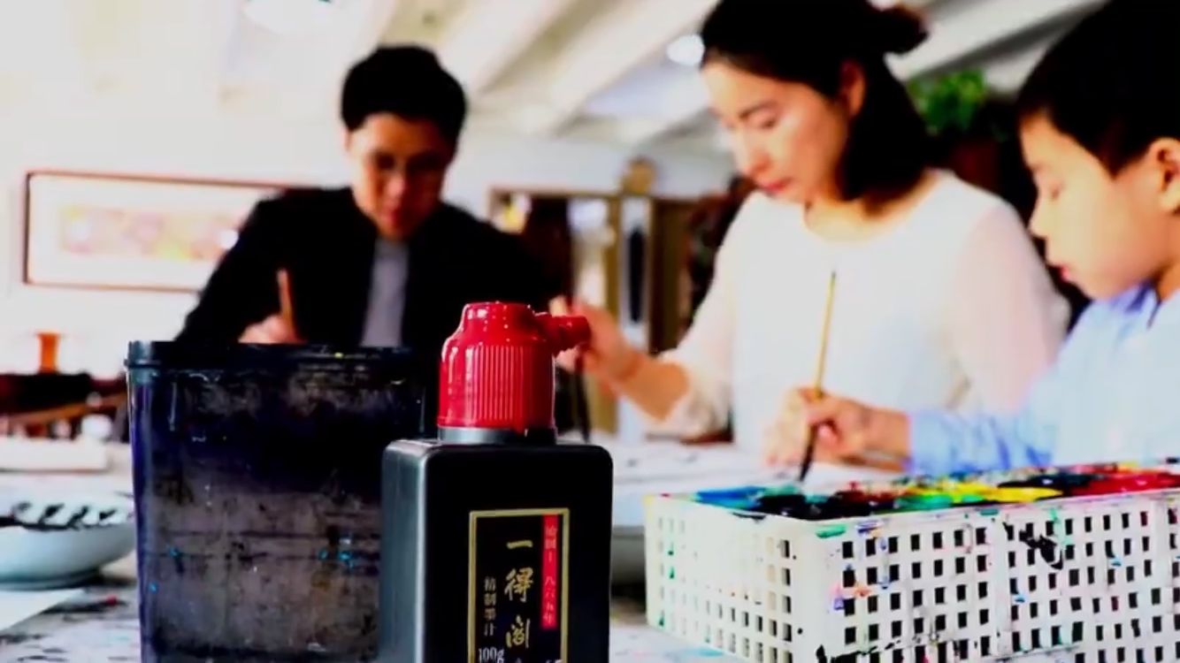 霍啟剛一家三口學畫畫，晶晶認真細緻顯氣質溫婉，霍中曦有模有樣