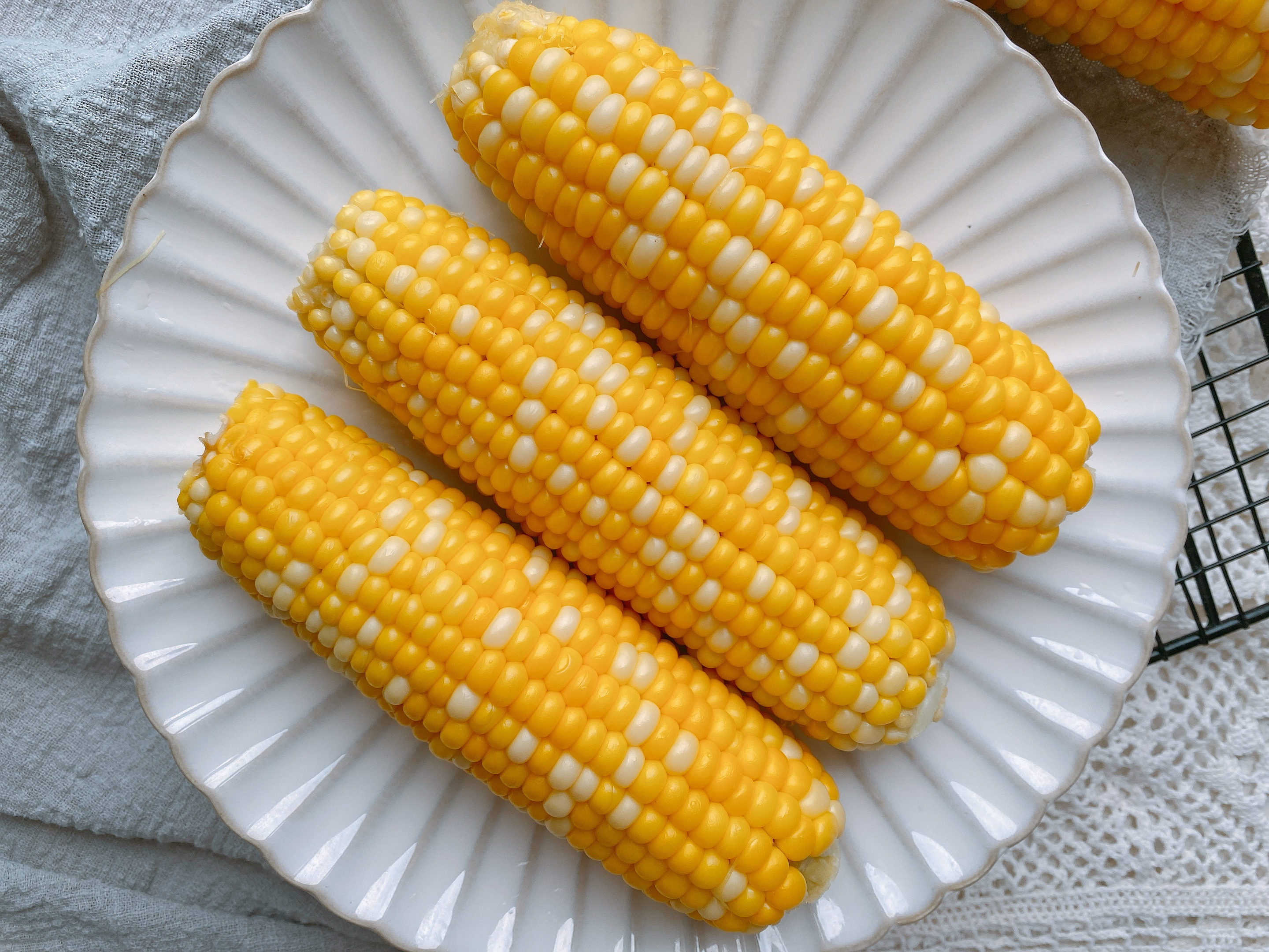 玉米保存有技巧，直接放冰箱冻就错了，多做2步，放一年还很鲜甜