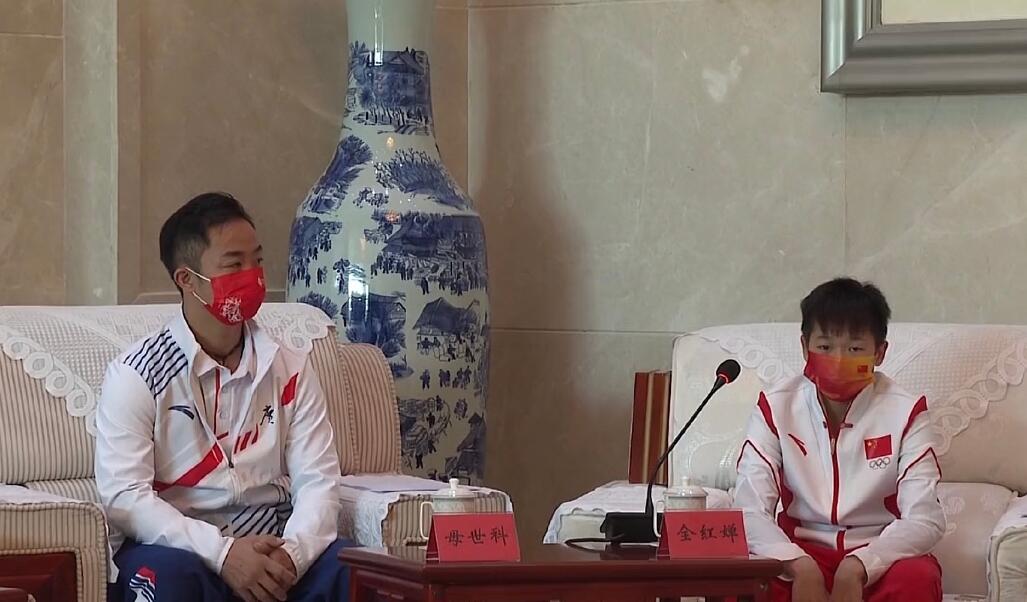 回家了！曝全红婵只回迈合村1小时，坐商务车离开：又要回归训练