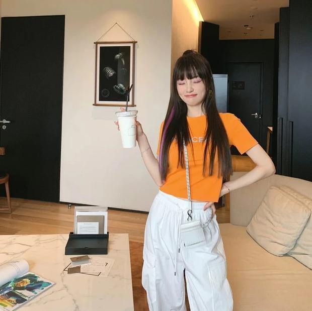 李小璐在卫生间喝奶茶晒美照 网友：什么怪癖？