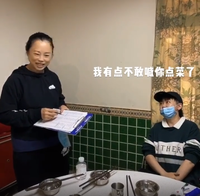 歌后黄绮珊近况罕曝光！52岁转行做服务员？面色黄如土被嘲似大妈