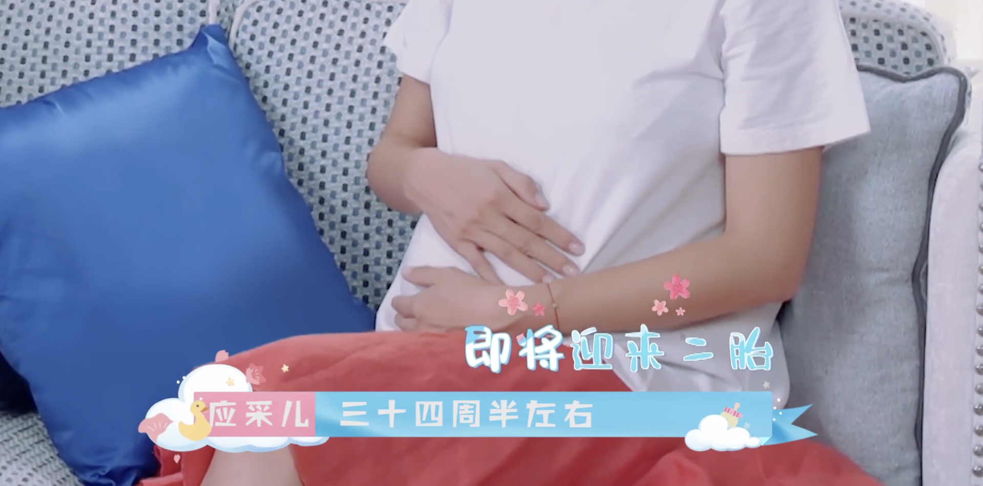 应采儿首晒全家福，产后3个月小腹微凸，Jasper比心超开心