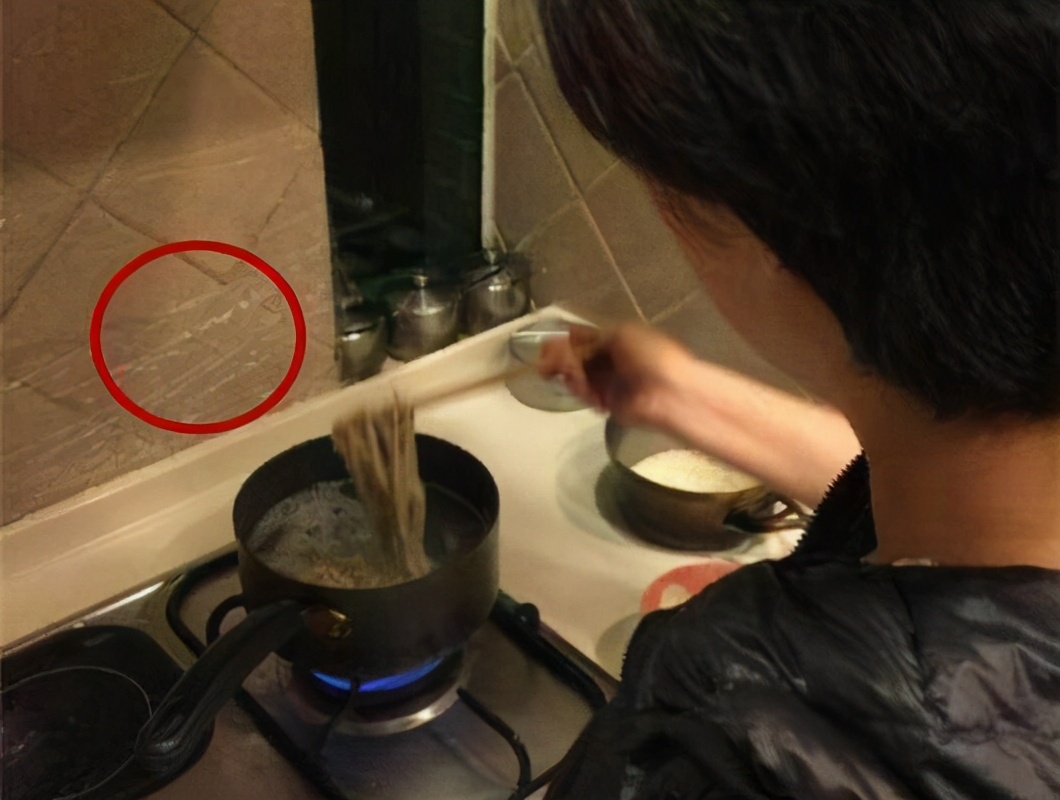 邓超发微博炫耀孙俪为他做饭，却意外爆出家中