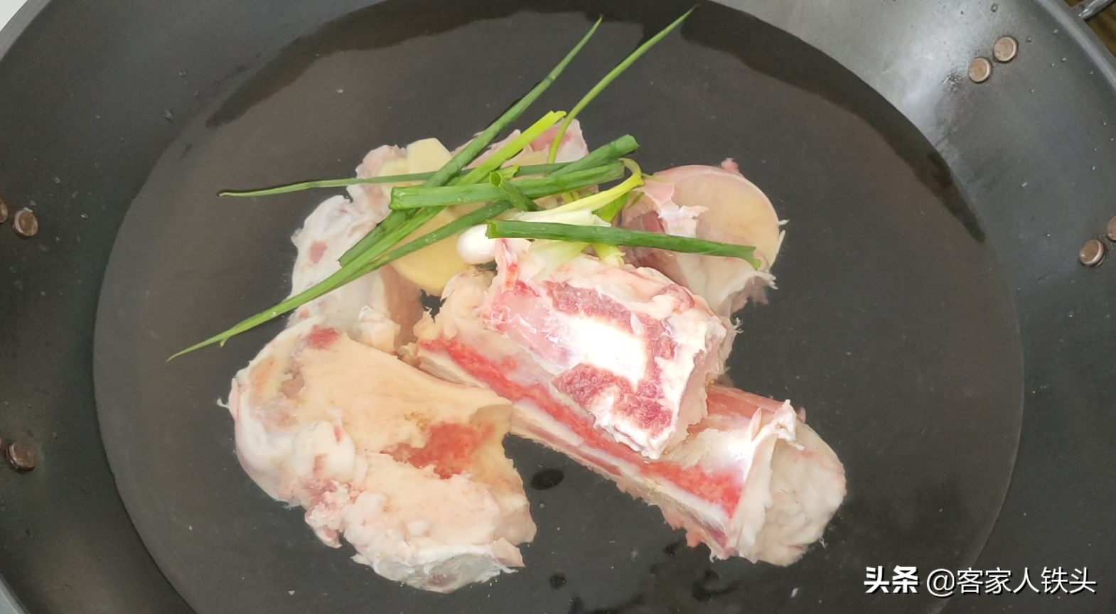 冬季別總喝雞湯，試試這樣煲一鍋，營養高鈣好喝，食材簡單又便宜