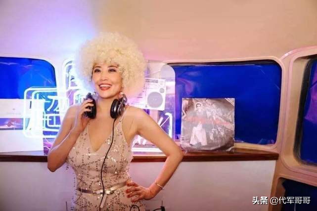 53岁张蔷近照曝光，曾被称为迪斯科女王，如今与