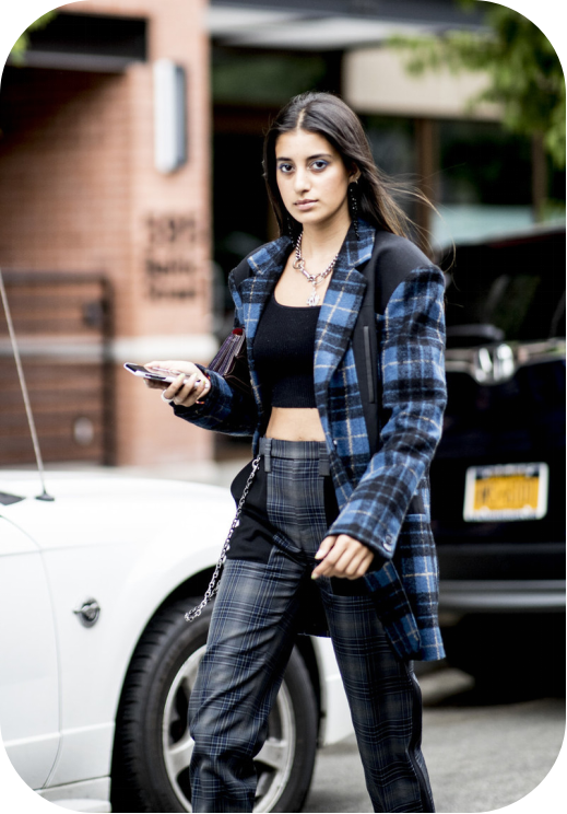 复古风今年强势来袭，款式百搭的格纹裤“卷土