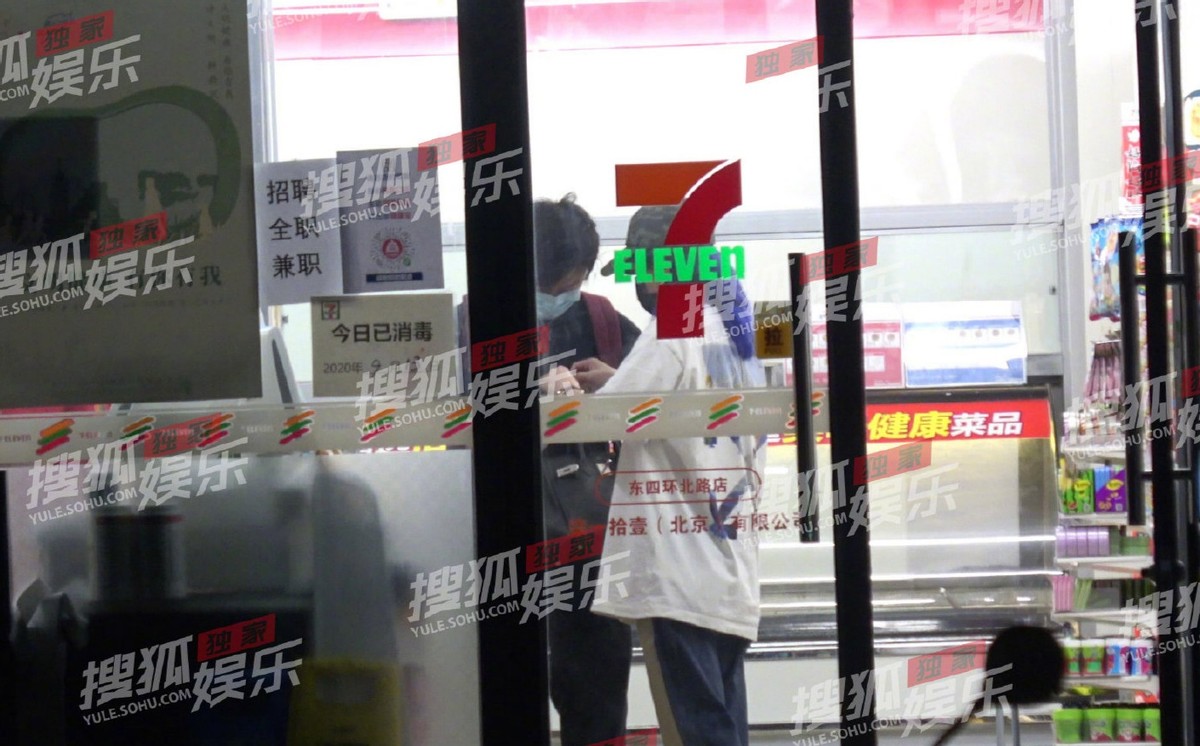 赵薇机场落寞抽烟，45岁与富商老公结婚13年，却被传婚变？