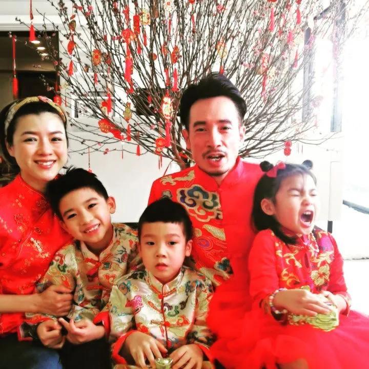 陳茵媺連續4年拍同款新年全家福，一家五口幸福美滿惹人羨