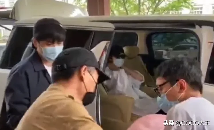 唐艺昕产后出院被记者围住有谁注意张若昀的手放哪？爱情最好样子