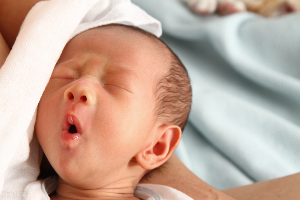 新生宝宝在家吹空调，应避免健康“隐患”，这几方面莫忽视