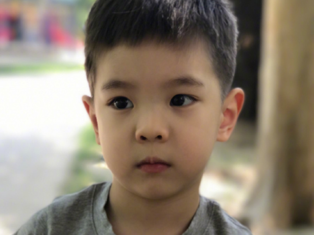 有種“基因”叫嗯哼大王，繼承父母優點，正臉堪稱最帥星二代