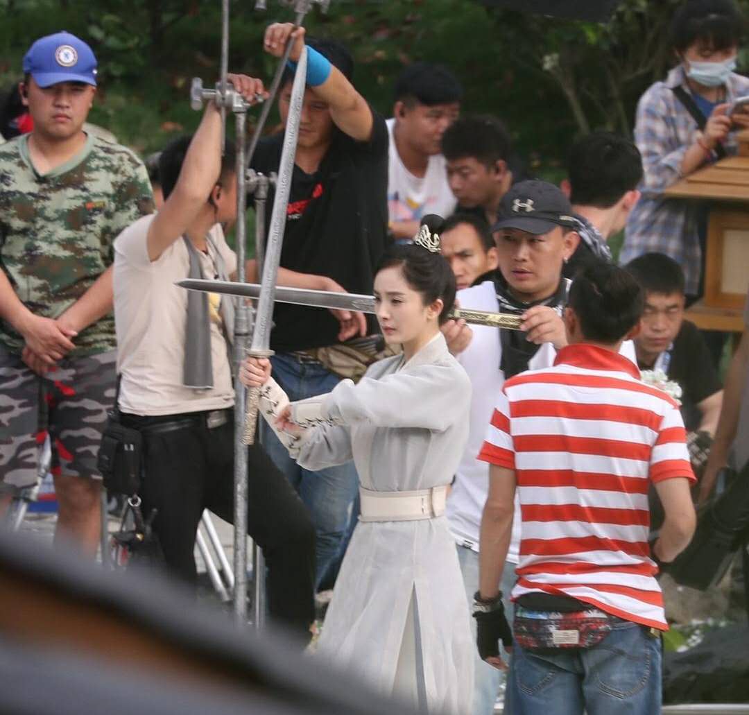 楊冪劇組造型流出，女扮男裝片場耍劍，發(fā)際線又意外搶鏡