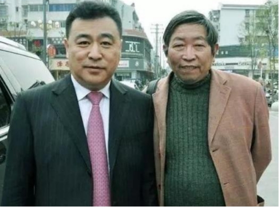 央视一哥张宏民，59岁却还没结婚，独自街头吃冰