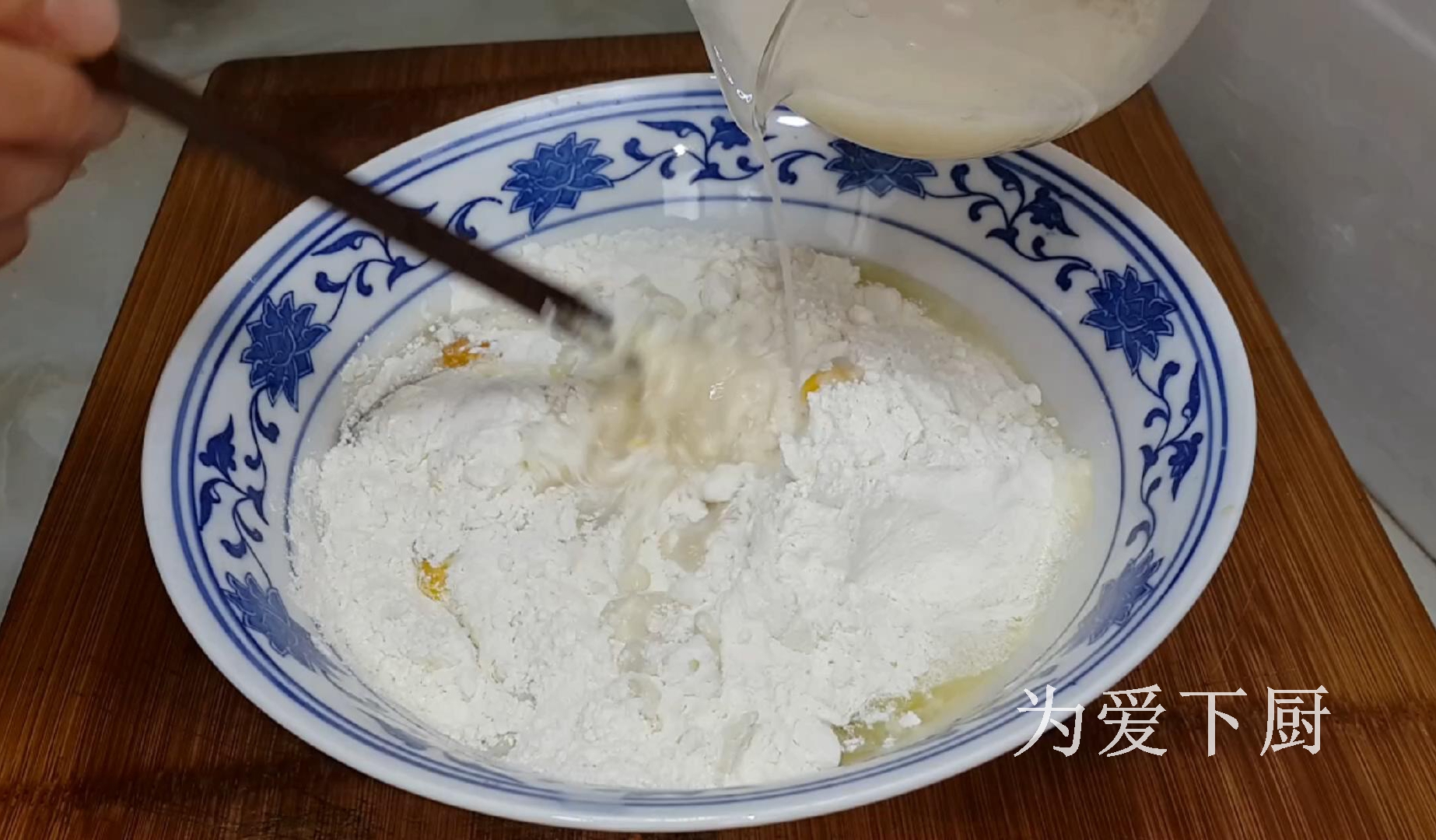 油條這做法才好吃，鍋裡炒一炒，個個焦脆香甜，出鍋全家人都愛吃