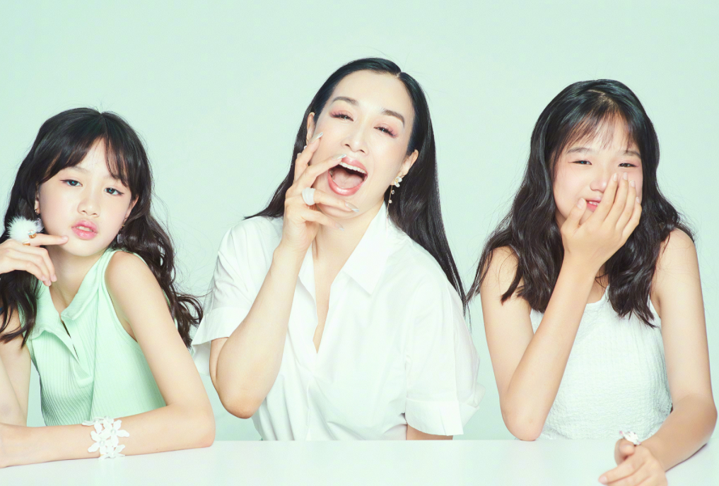 钟丽缇晒女儿合照，因颜值秒上热搜，怪不得被38岁张伦硕宠成公主