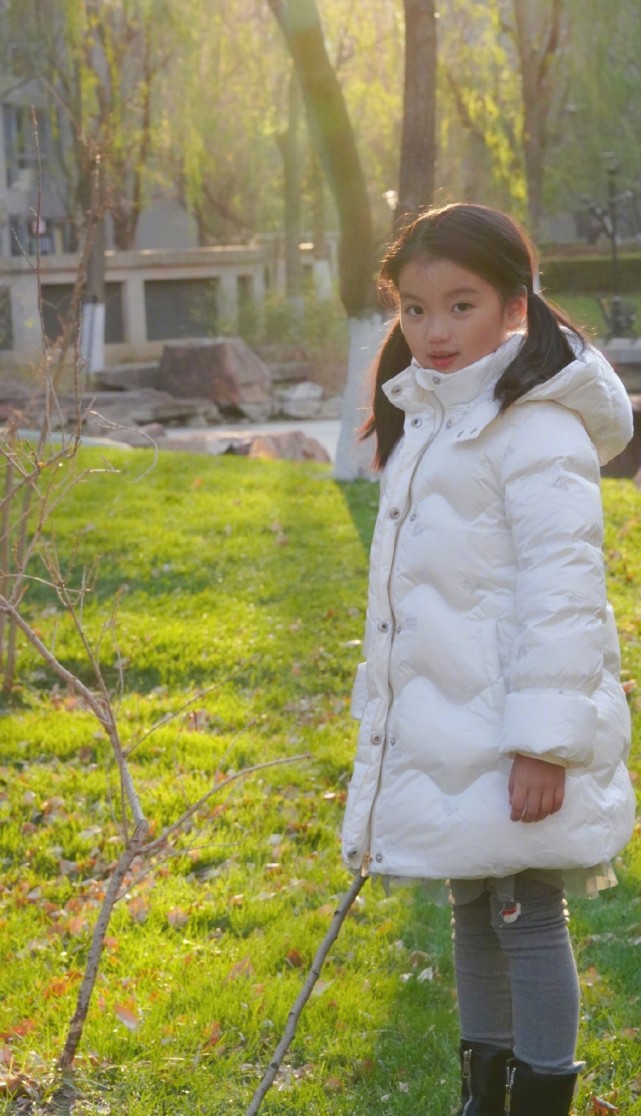 阿拉蕾近照，小胖妞出落成大姑娘了，长高变美越来越有明星范儿了