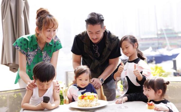 三个孩子以上的明星家庭都有谁？别老是抓着陈浩民，还有更夸张的