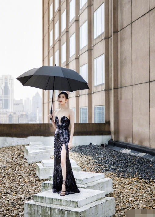 江疏影黑色长裙现身活动，肤色白皙透亮，也太