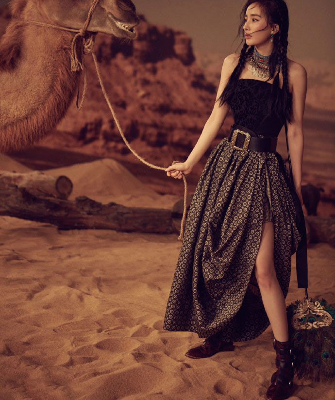 杨幂变身楼兰公主，沙漠骆驼纱裙演绎异域风情，尽显原始野性之美