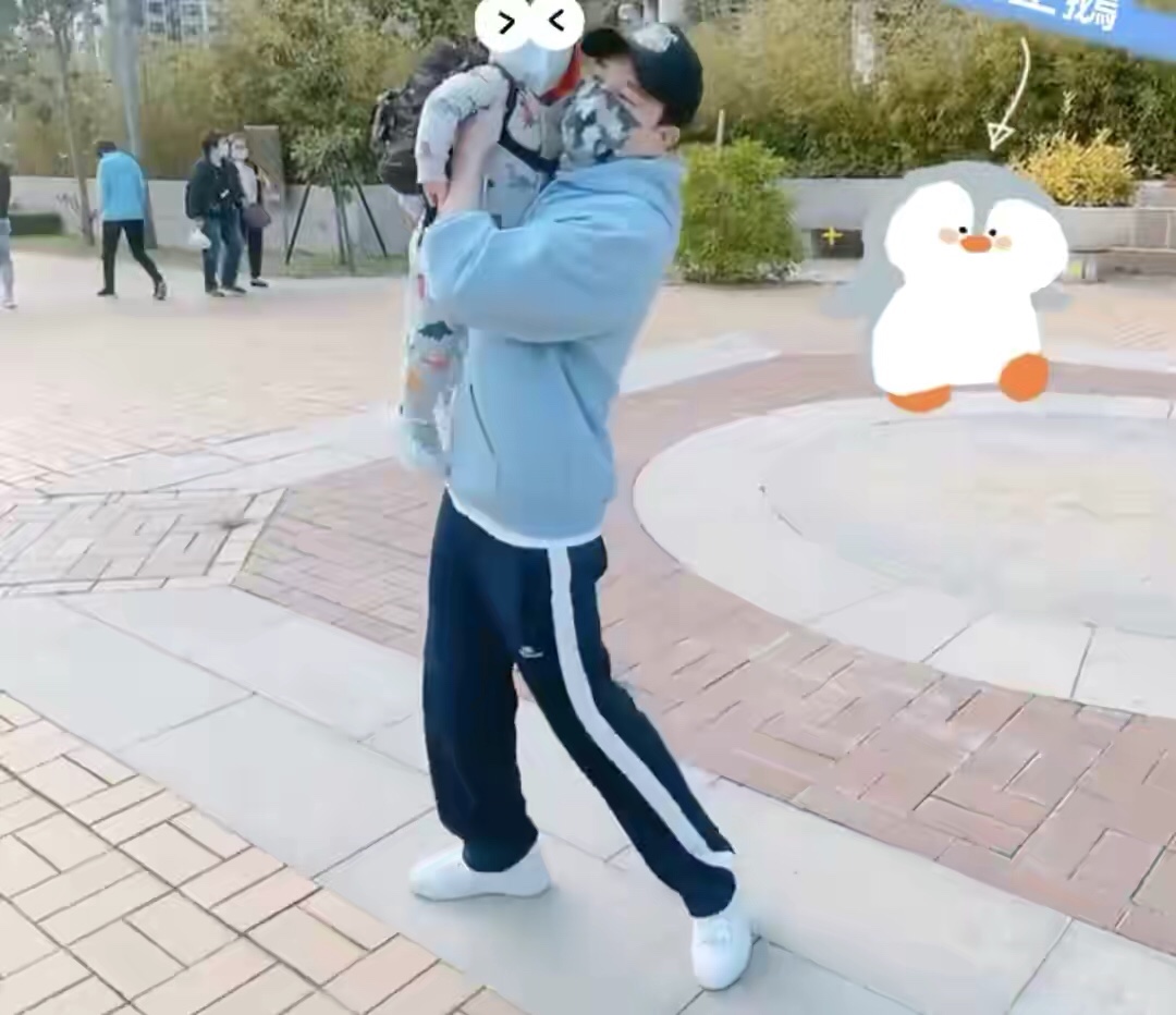 安以軒曬子女近照，66提前送母親節禮物，女兒娃寶側臉和媽媽超像