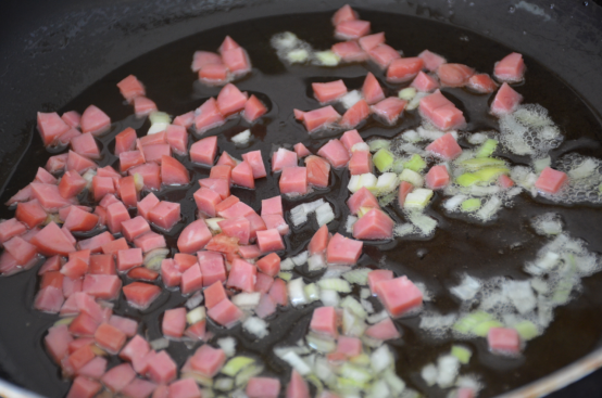 隔夜的剩米饭也能玩出新花样，做出来颜色鲜艳的炒饭，太香了