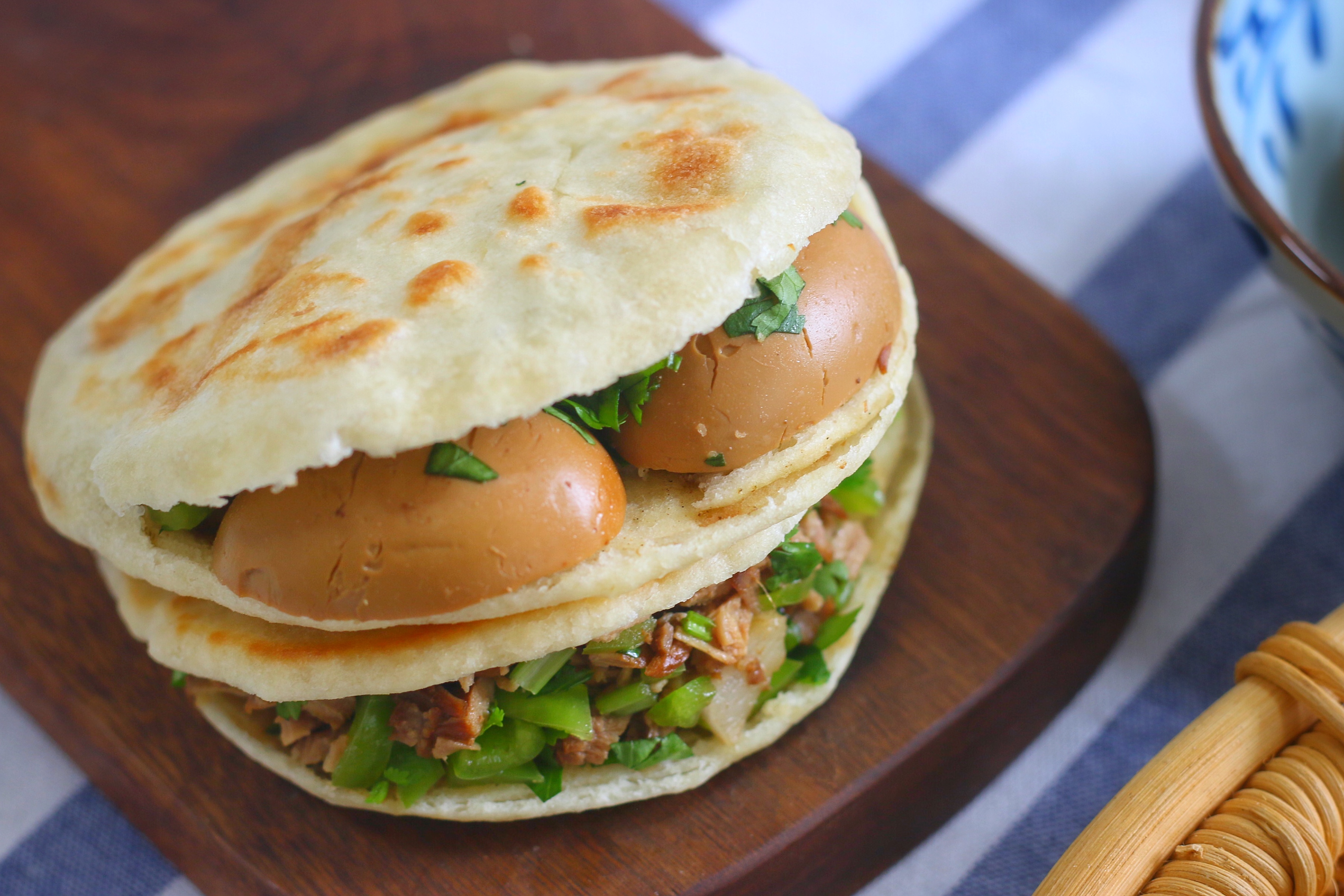 猪肉降到9块，烙几个火烧，卤1锅肉，剁碎一夹，太香了